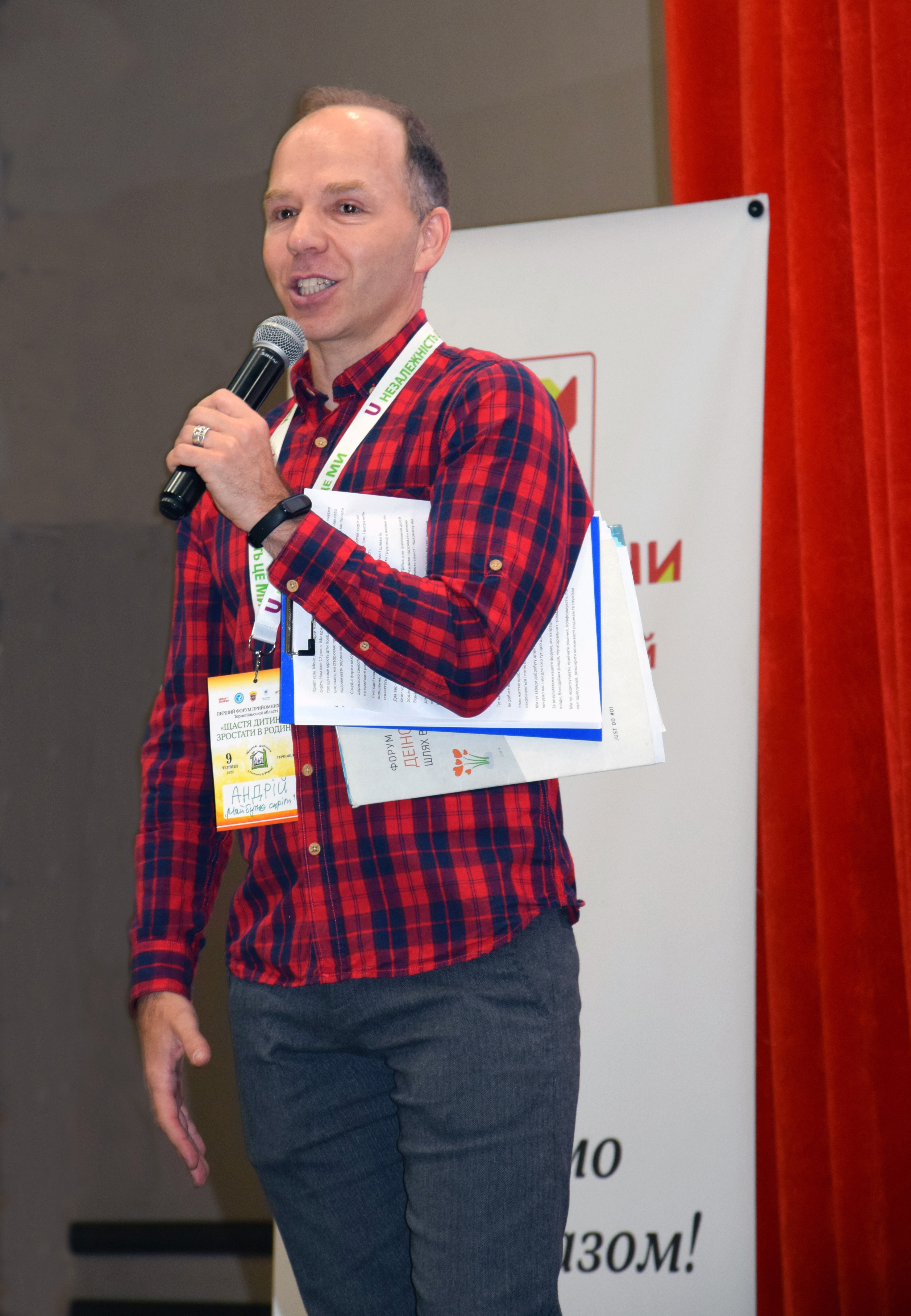 Голова обласного благодійного фонду «Майбутнє сиріт» Андрій Назаренко вітає учасників форуму та окреслює питання, які винесли на обговорення